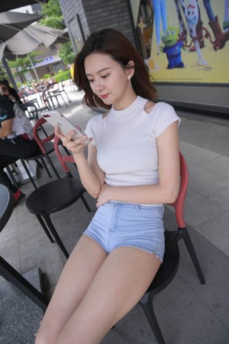 图片[1]-短发牛仔的漂亮女生【2.4G】-妹妹图库