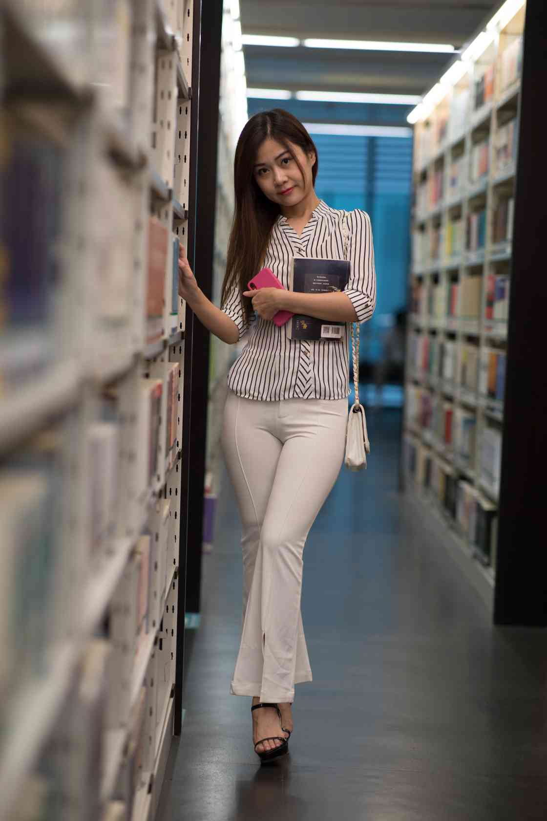 图片[5]-逛书店的白色紧身裤女孩【450P】04040-妹妹图库