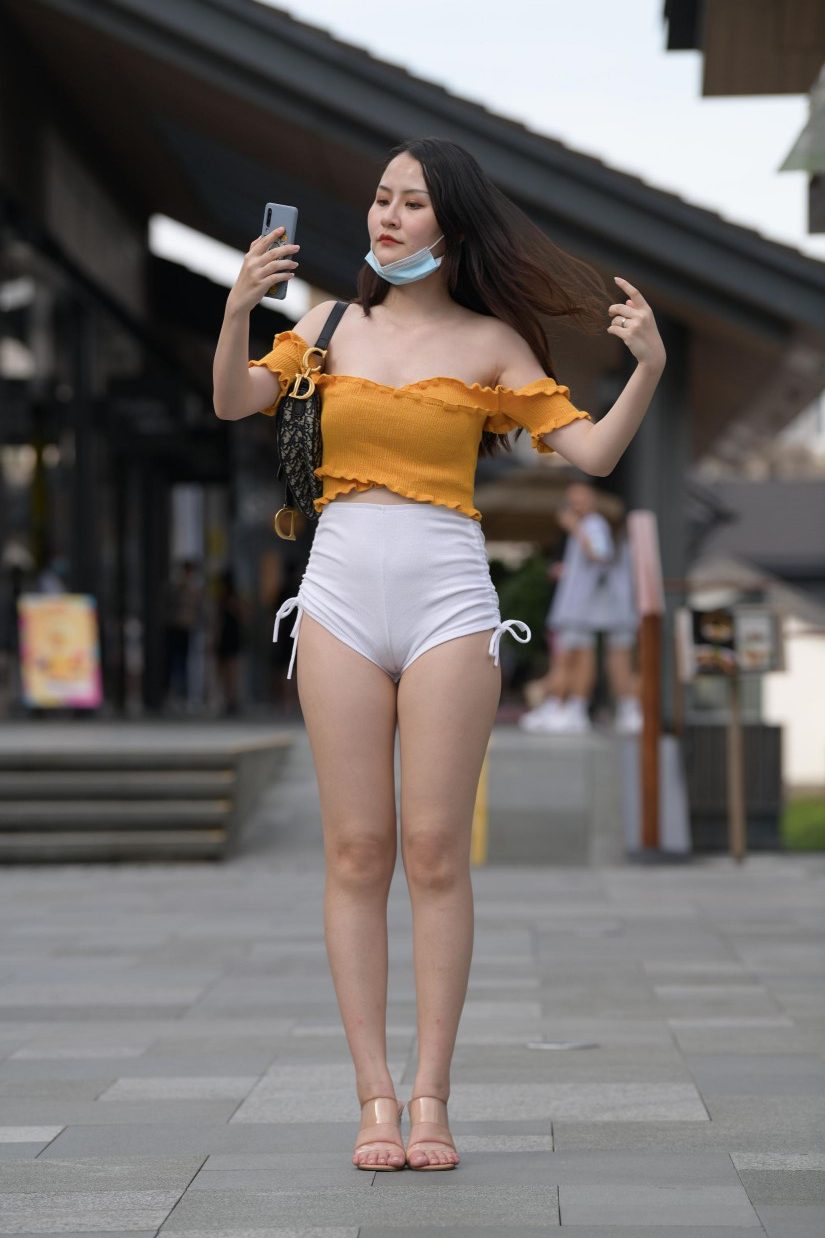图片[1]-高腰白色短裤的漂亮女孩【767P】00065-妹妹图库