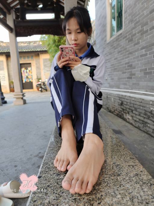 图片[1]-【免费】专心致志玩手机的女孩【42P】20028-妹妹图库