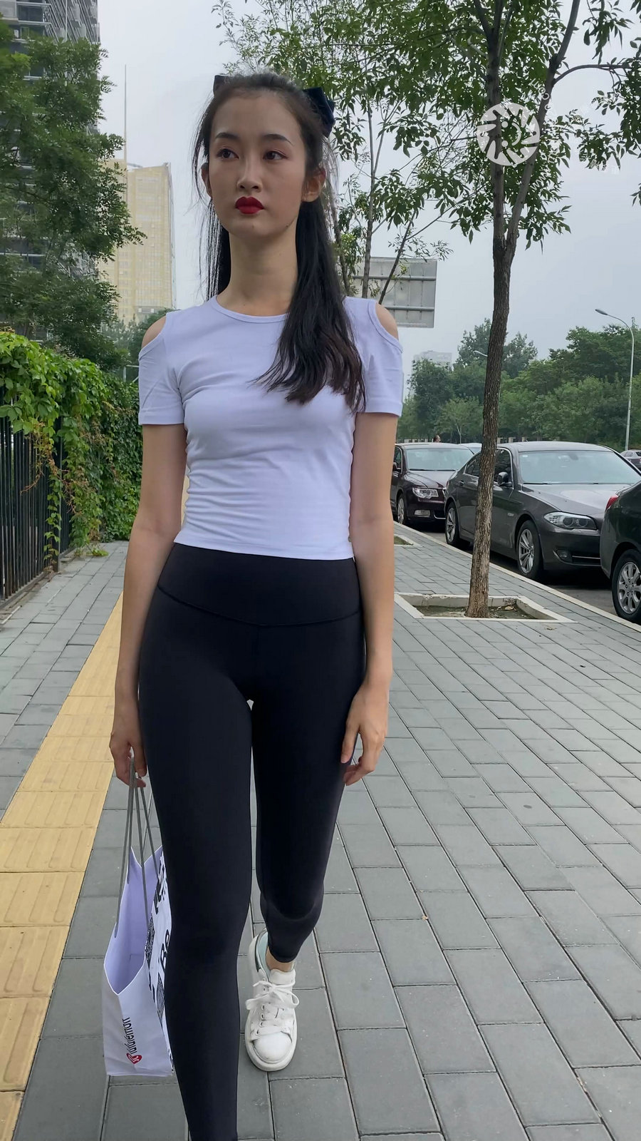 图片[1]-黑色瑜伽裤逛街的女孩J4000 MP4-7.76GB-妹妹图库