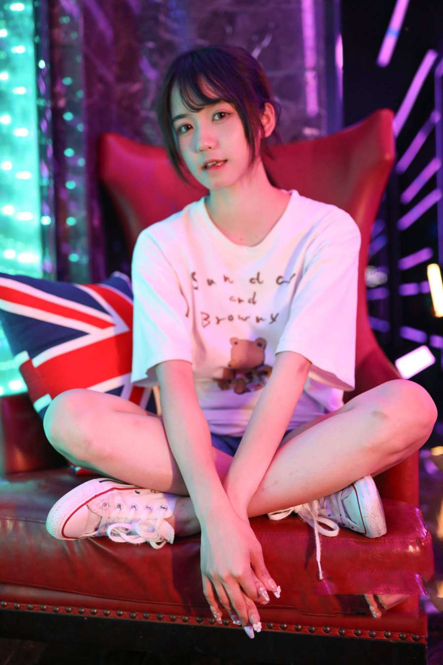 图片[2]-KTV里唱歌的长腿帆布鞋女孩【102P】20015-妹妹图库