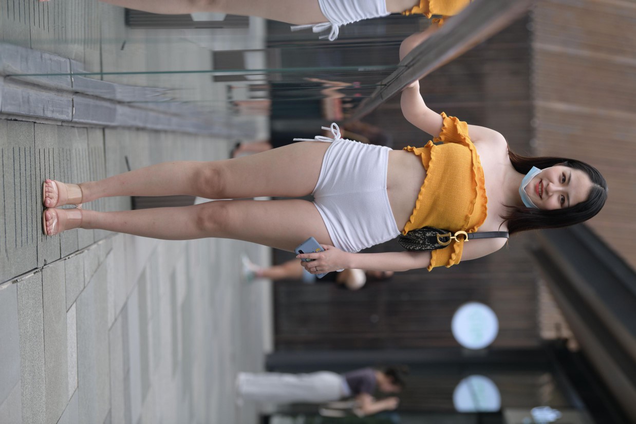 图片[2]-高腰白色短裤的漂亮女孩【767P】00065-妹妹图库