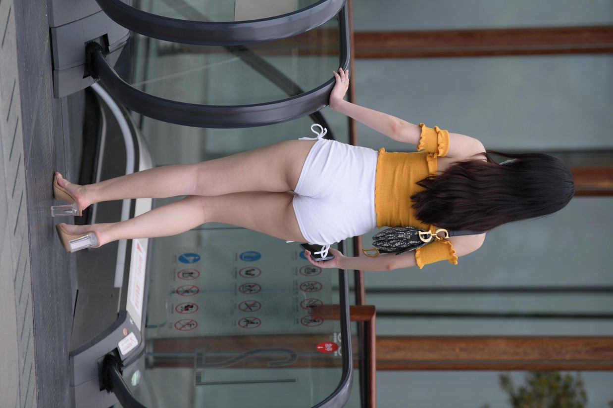 图片[3]-高腰白色短裤的漂亮女孩【767P】00065-妹妹图库