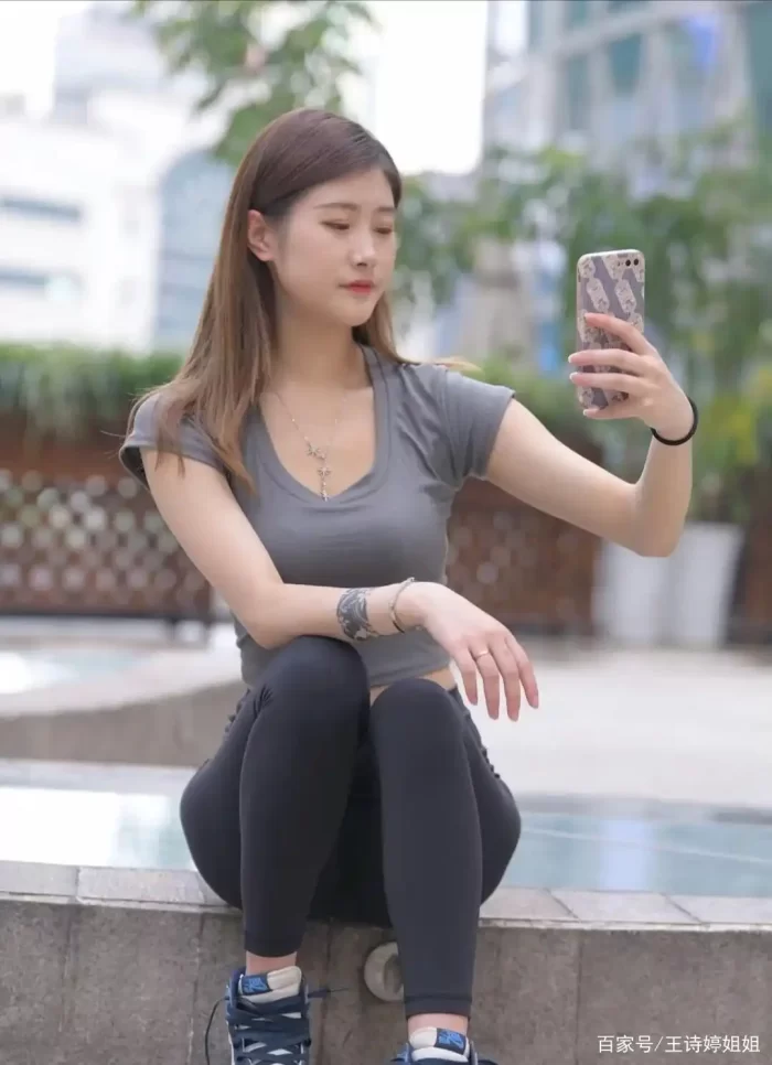 图片[2]-有小虎牙非常甜美的瑜伽裤女孩-妹妹图库