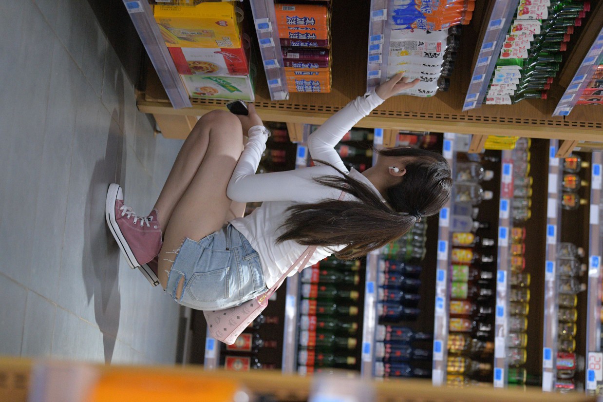 图片[5]-紧身牛仔短裤骑自行车的漂亮女孩【588P】00053-妹妹图库