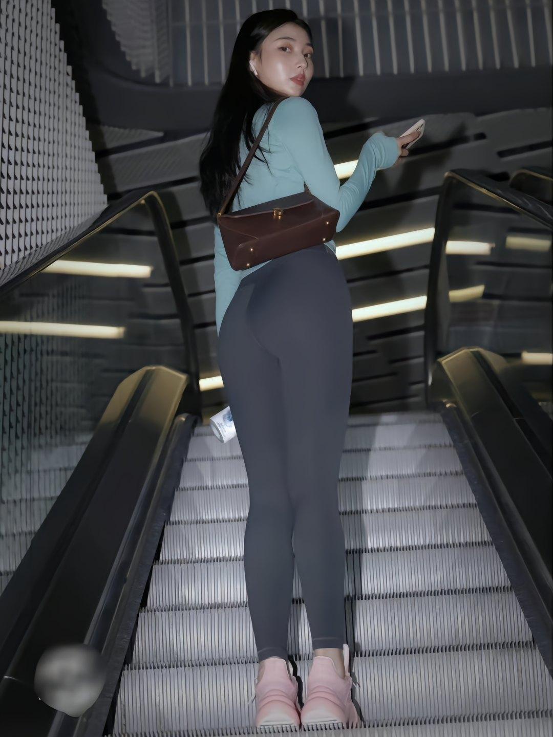 图片[1]-晚上逛商场的瑜伽裤漂亮女孩J2244 225P2V-15.1GB-妹妹图库