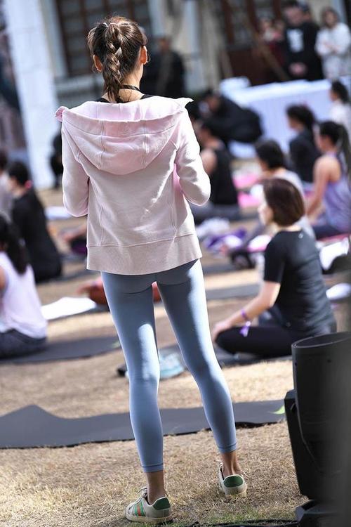 图片[2]-在广场看热闹的瑜伽裤女人-妹妹图库