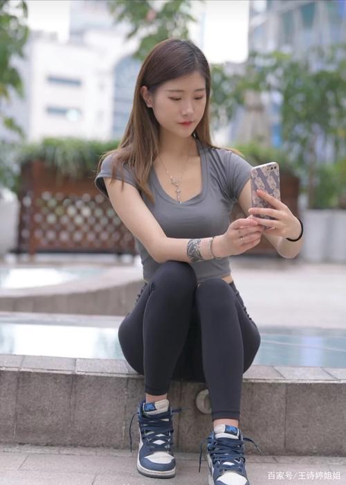 图片[1]-有小虎牙非常甜美的瑜伽裤女孩-妹妹图库