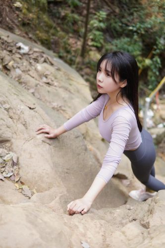 图片[8]-穿瑜伽裤爬山的长发少女-妹妹图库