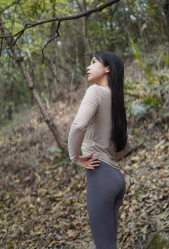 图片[5]-穿瑜伽裤爬山的长发少女-妹妹图库