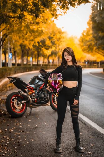 图片[1]-骑摩托车的瑜伽裤美女身材太好了！-妹妹图库