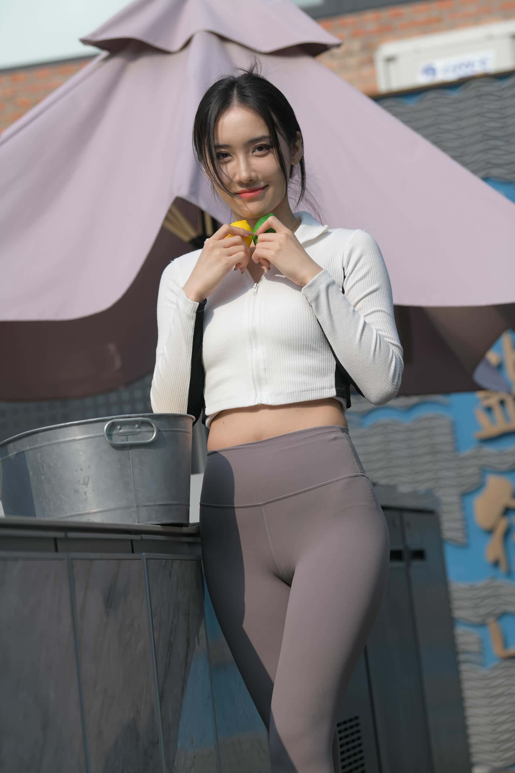 图片[1]-又飒又美的紫色瑜伽裤姑娘【701P】J8165-妹妹图库