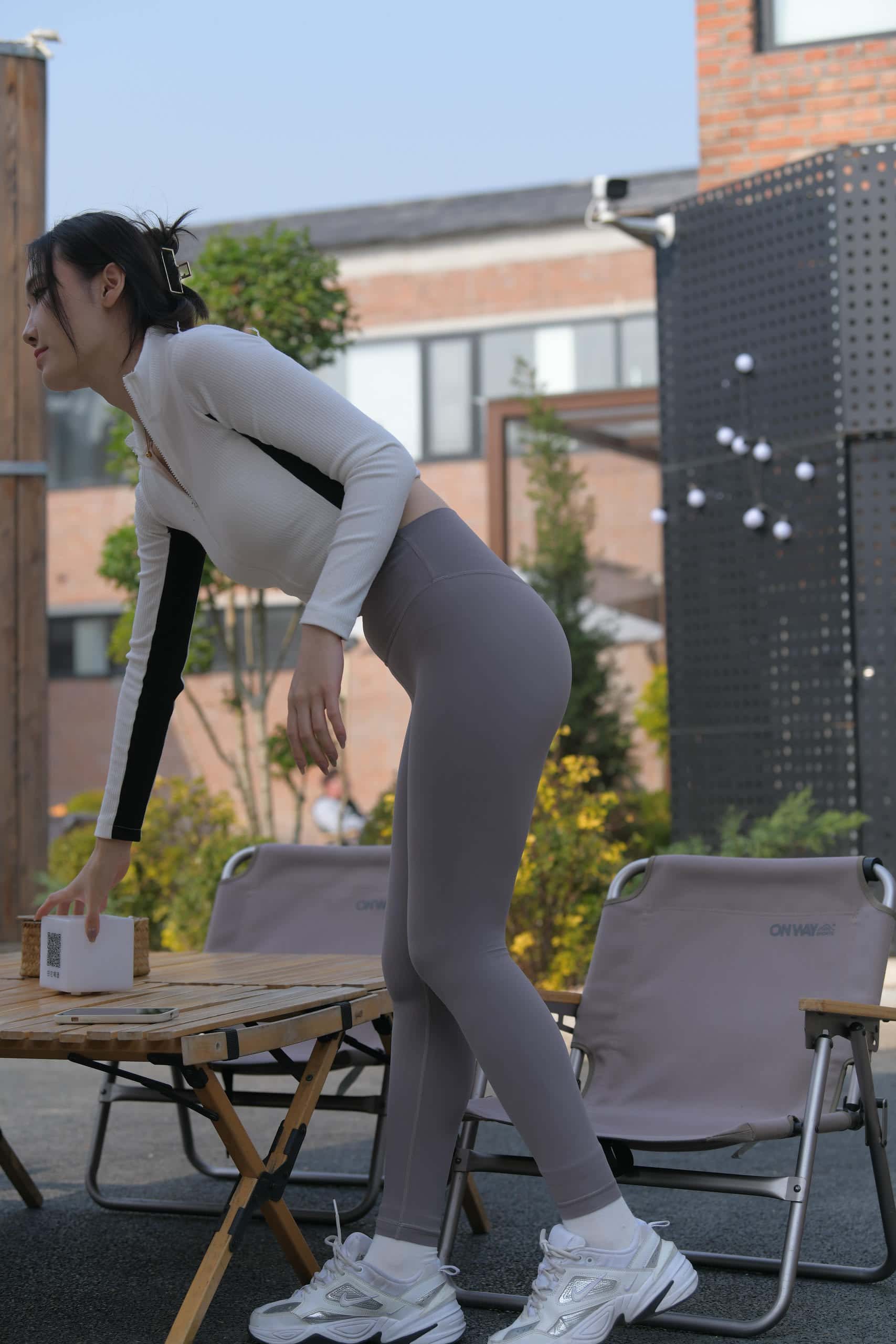 图片[4]-又飒又美的紫色瑜伽裤姑娘【701P】J8165-妹妹图库