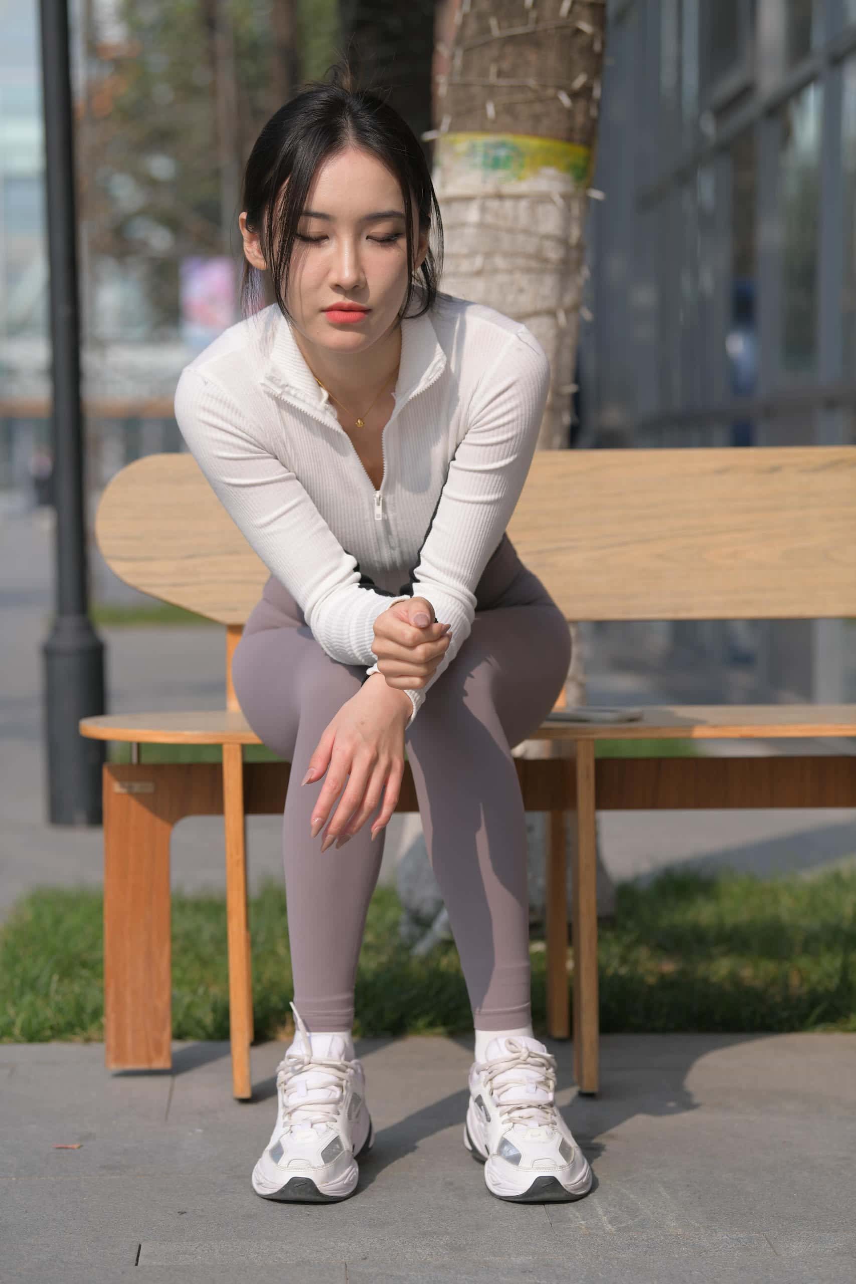 图片[3]-又飒又美的紫色瑜伽裤姑娘【701P】J8165-妹妹图库