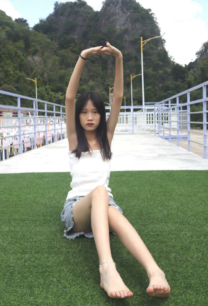 坐在草地上的长发女孩【172P】20012-妹妹图库