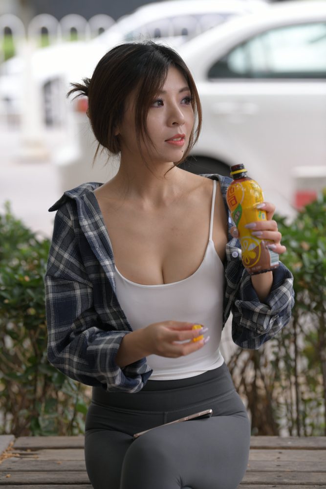 喝饮料的瑜伽裤女孩J2242 383P1V-17.5GB-妹妹图库