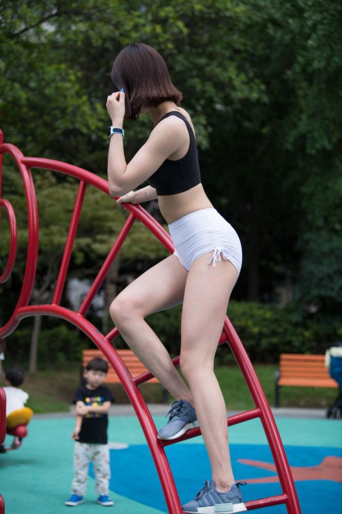 在户外玩耍的白色短裤漂亮姑娘【239P】00061-妹妹图库