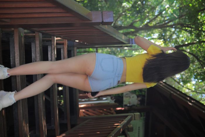 在户外散心的紧身牛仔短裤女孩【536P】00048-妹妹图库