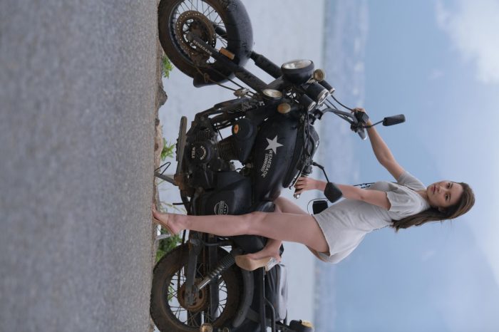 阴雨天在海边骑车的长发女人【156P】00044-妹妹图库