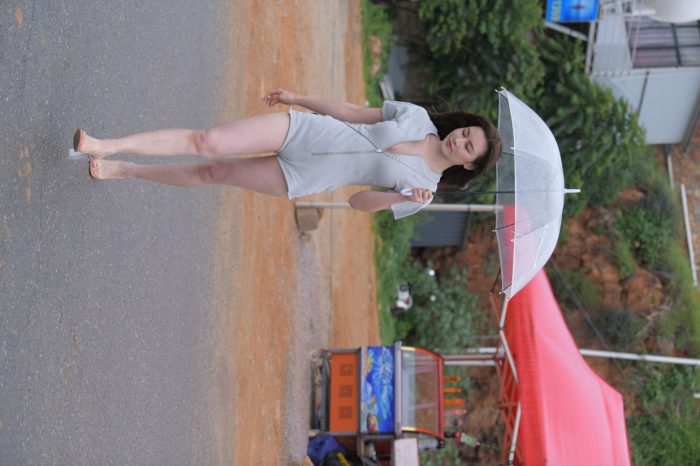 阴雨天在海边骑车的长发女人【156P】00044-妹妹图库