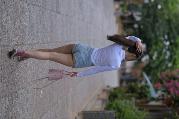 紧身牛仔短裤骑自行车的漂亮女孩【588P】00053-妹妹图库