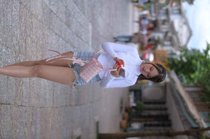 紧身牛仔短裤骑自行车的漂亮女孩【588P】00053-妹妹图库