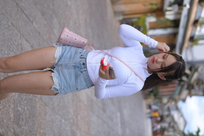 紧身牛仔短裤骑自行车的漂亮女孩【588P】00053-妹妹图库