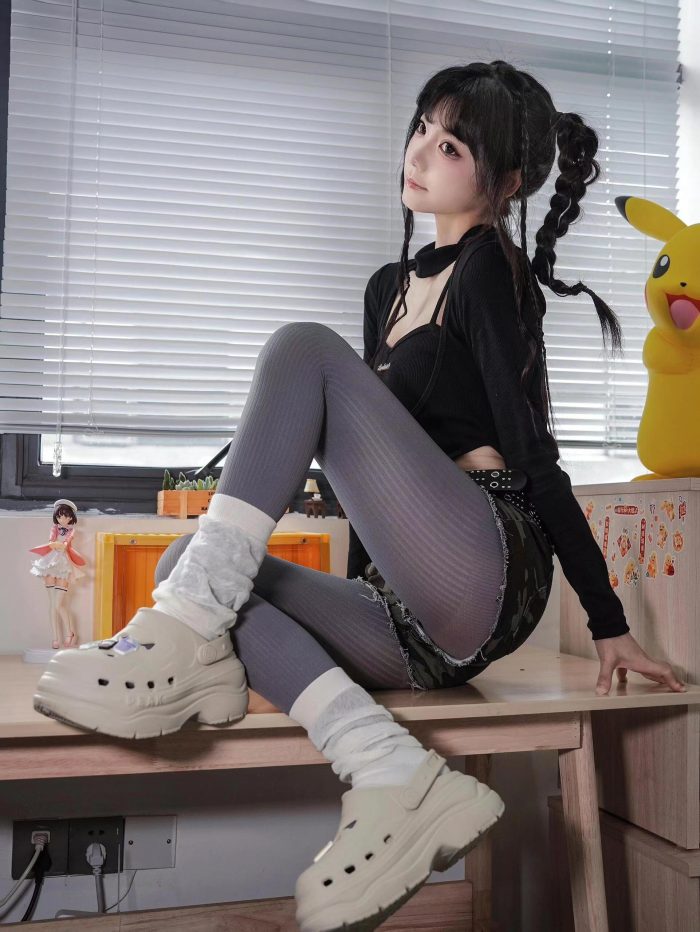 牛仔热裤+灰丝姑娘玩自拍-妹妹图库