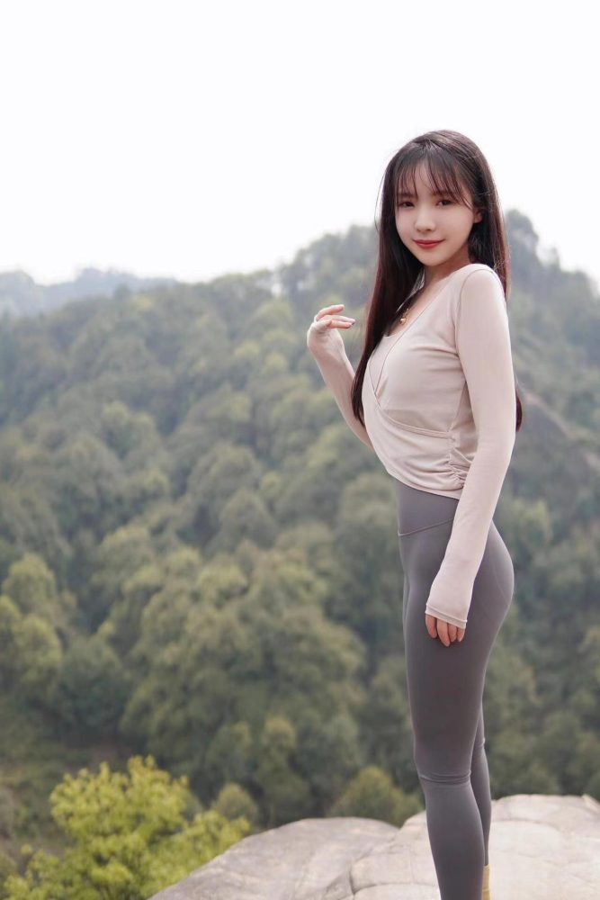 穿瑜伽裤爬山的长发少女-妹妹图库