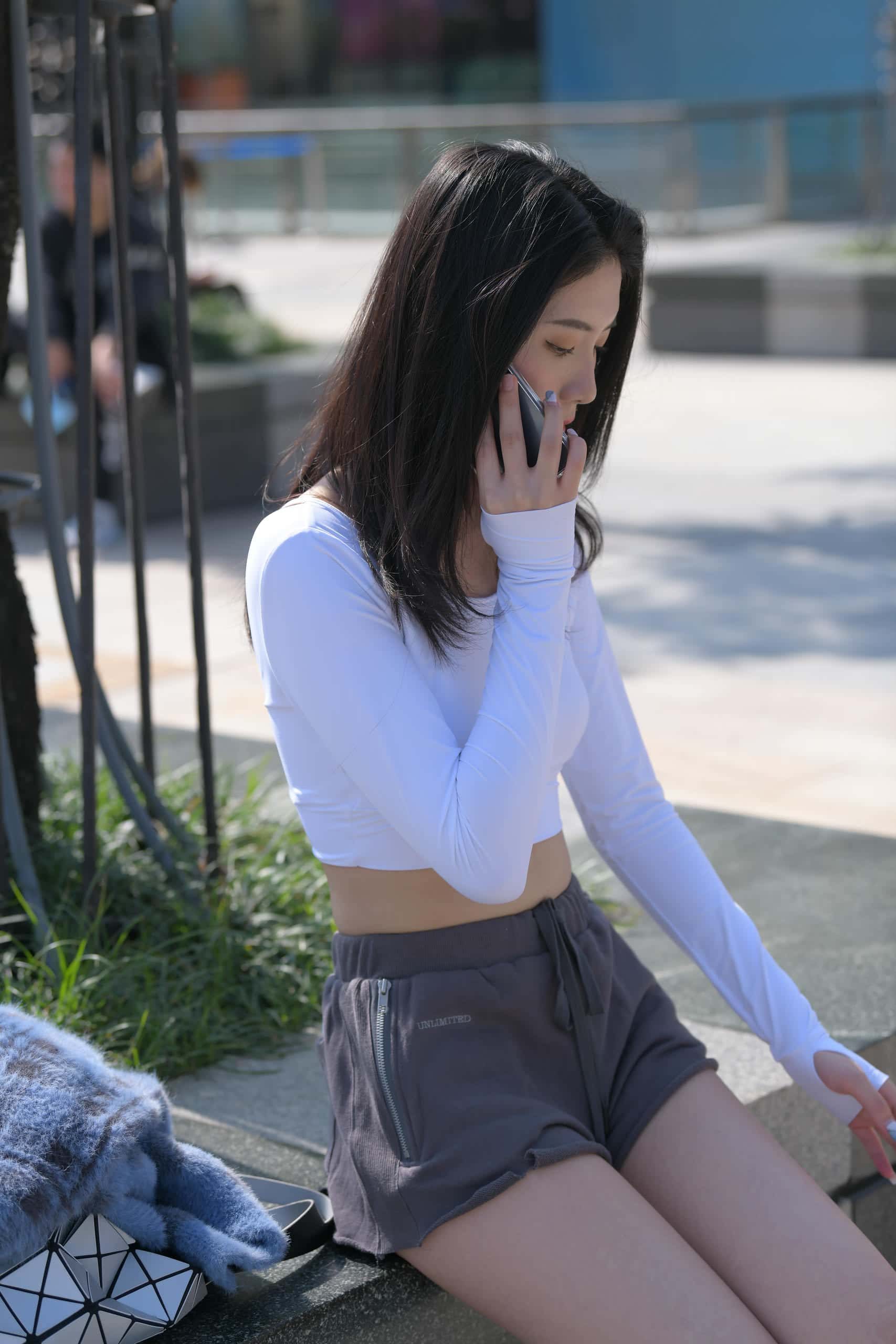 公园散步的灰色热裤妹子【620P】JP4112-妹妹图库