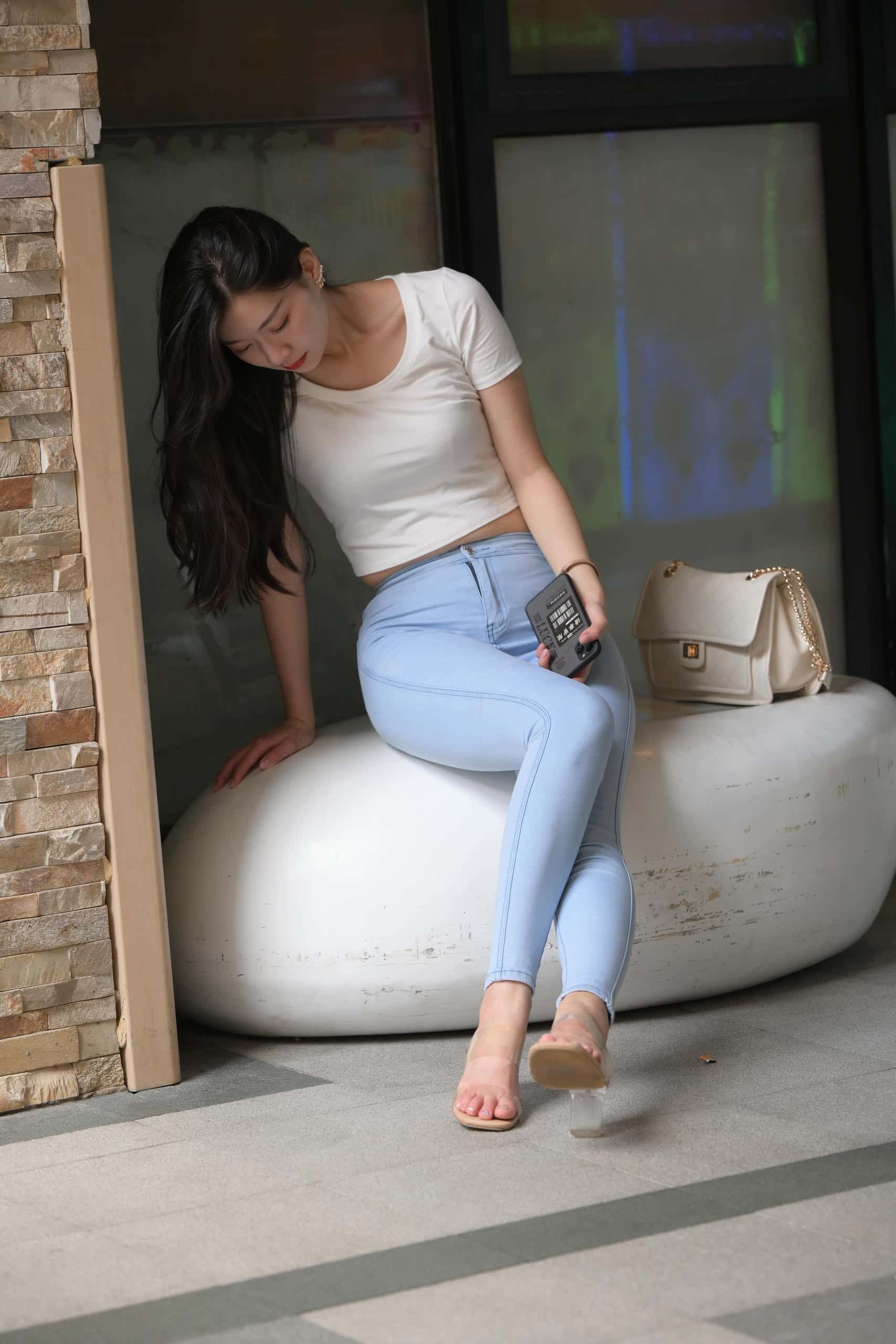 正在逛街的紧身牛仔裤女孩【1112P】J5110-妹妹图库