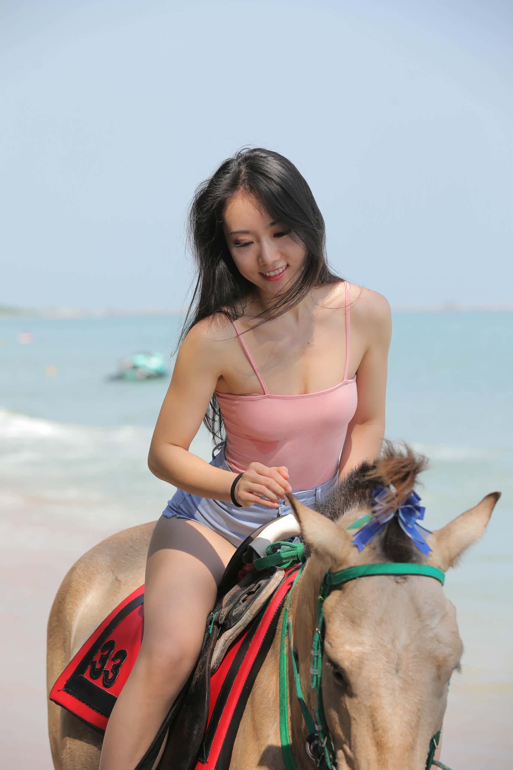 海边练习骑马的热裤女孩【348P】J4187-妹妹图库