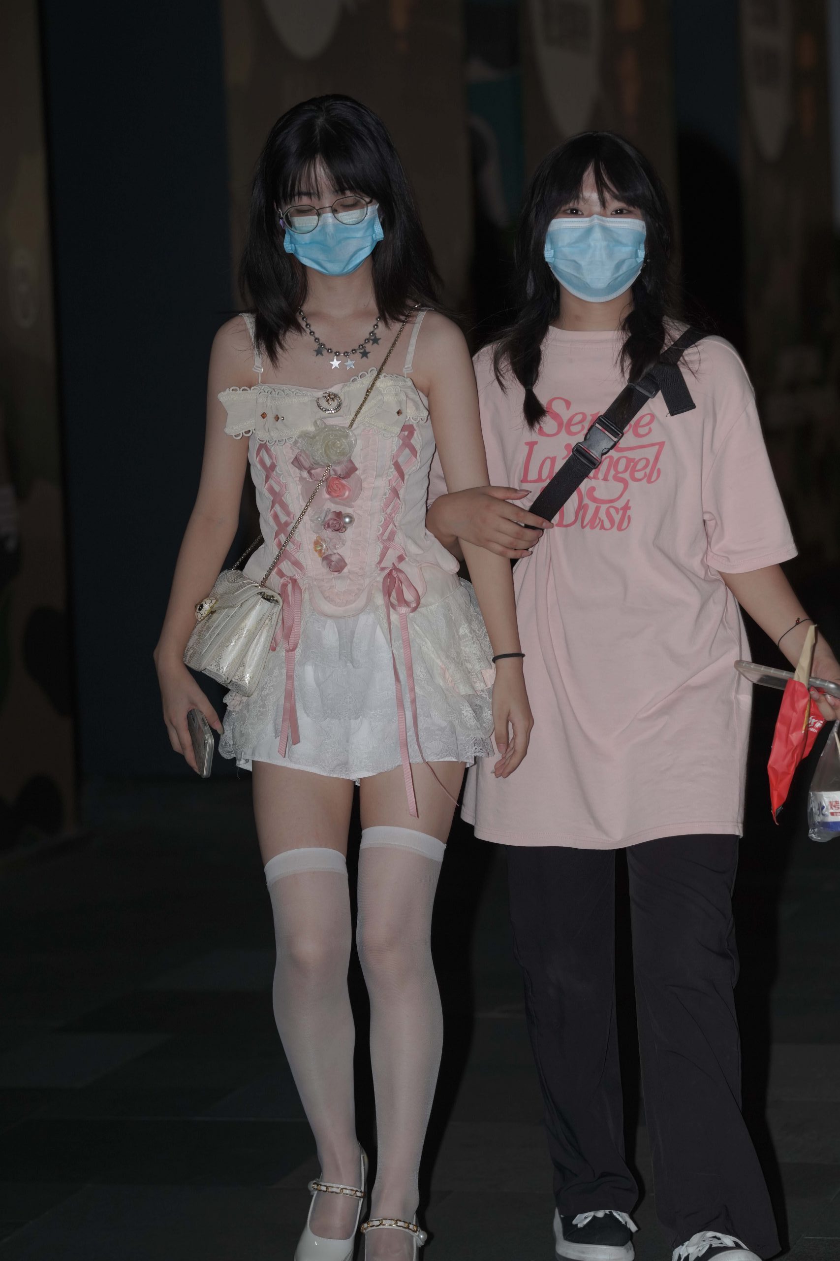 正在逛街的粉色连衣裙妹子【76P】YA6443-妹妹图库